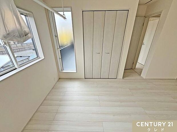 【洋室5.25帖+5.25帖】間仕切りで2部屋に分けても、各お部屋にクローゼットが備わる嬉しい設計。バルコニーへの出入りも可能で、明るく風通しの良い快適な空間です。