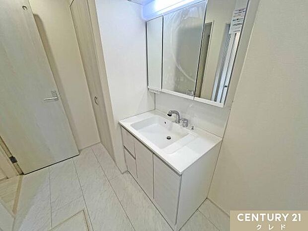 ご家族が並んで身支度できる広々とした1.5坪の洗面室。便利な可動棚収納付きで、タオルなどのかさばるリネン類もたっぷりしまえます。