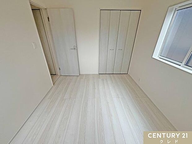 【洋室5.25帖】ホワイト×木目調の明るく清潔感のある洋室。シンプルな内装なので、お好みの家具を置いて自分好みの空間を作ることができます。