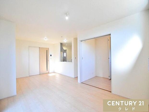 【LDK17.5帖】白を基調とした約17.5帖のLDKは、清潔感あふれる明るい空間。お好きなインテリアに囲まれた住空間で癒されながら家族との時間を育むことができます。