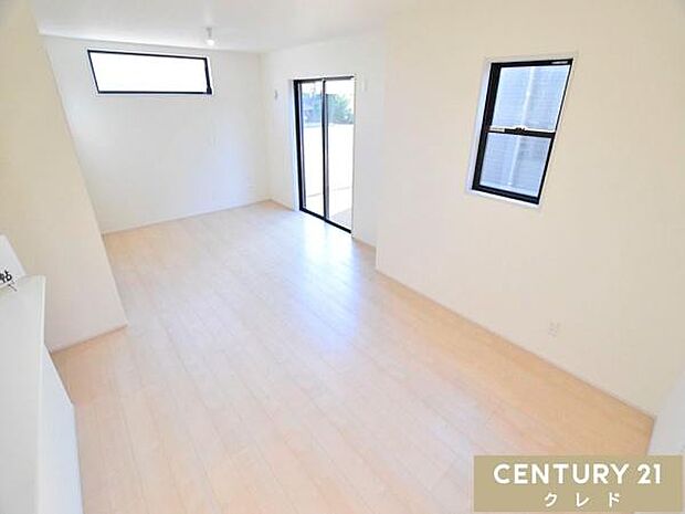 【LDK17.5帖】南向きの窓から明るい陽射しが差し込む、約17.5帖のLDKです。ご家族でゆったりとくつろげる、開放的で心地よいお部屋です。