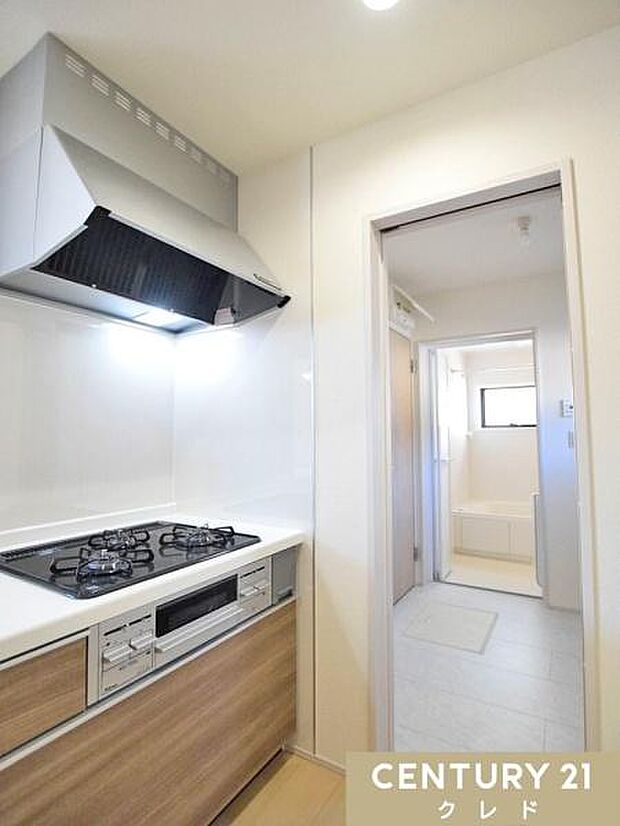 料理と洗濯を同時にこなせる、キッチンと洗面室がつながった設計。水回りを集約することで移動の手間を減らし、家事効率がアップ。忙しいご家庭にも嬉しい、暮らしやすさに配慮した間取りです。