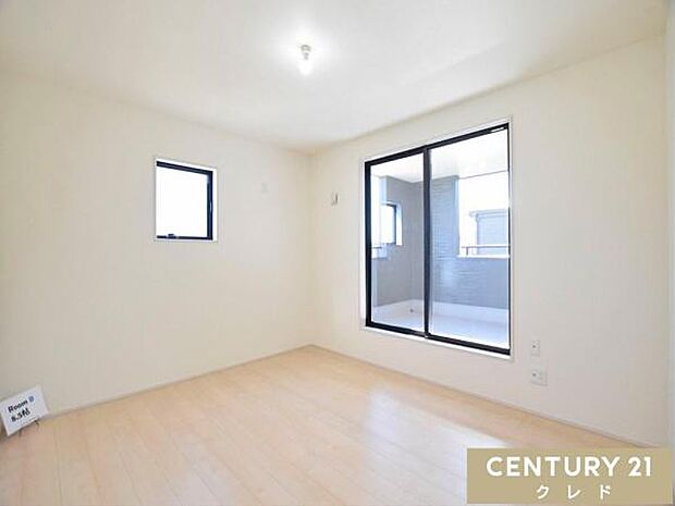 【洋室8.5帖】南向きバルコニーに面した8.5帖のゆとりある洋室は、主寝室として最適です。ダブルベッドを置いても十分な広さがあり、ご夫婦でゆったりとくつろげます。