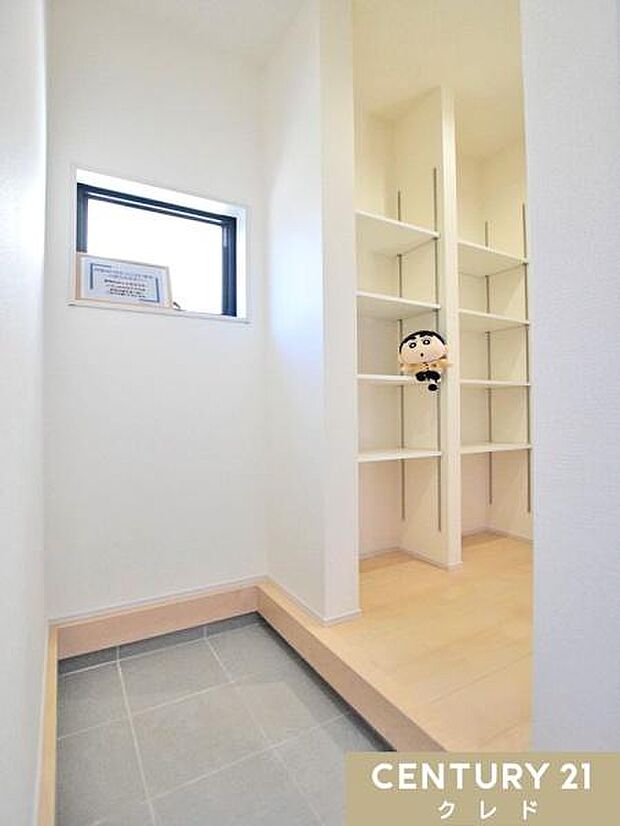 【シューズインクローク】高さ調整可能な可動棚付きのシューズインクローク。家族全員の靴はもちろん、ベビーカーやゴルフバッグなどの大きな荷物もすっきり収納できます。