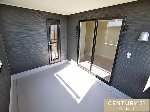 陽当たり・風通し良好な広々としたインナーバルコニー。椅子を置いてくつろいだり、プランターでガーデニングを楽しんだりと、多目的に使えるゆとりの空間です。