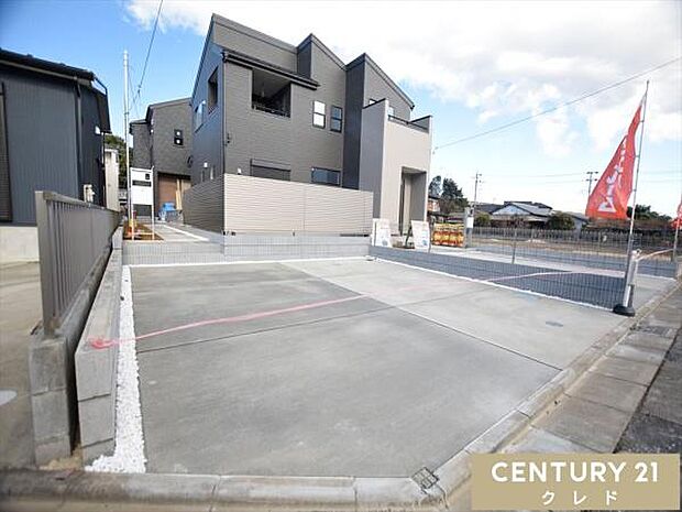 並列2台駐車可能なカースペース付き。来客時はもちろん、将来お子様が免許取得時に便利ですね。