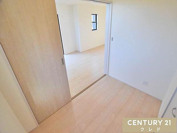 【洋室3帖】リビングに隣接した約3帖の洋室は、テレワークや書斎にぴったりの集中できる空間です。引き戸を閉めれば個室に、開ければリビングと一体化して広々と使えます。