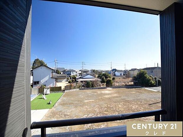 バルコニーからの眺望です。晴れた日には青空が広がり、心地よい風に包まれながら、ゆったりとした時間をお過ごしいただけます。