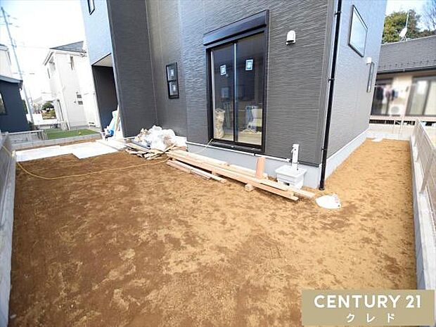 敷地内にはお庭もございます。季節の花々が色とりどりに咲き、野菜が育っていくところをお子様と一緒に感じていけばお子様の感性が養われたり、食育の一環にもなりますね。