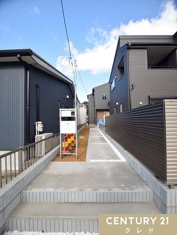 玄関を出てすぐに道路がないため、小さなお子様の飛び出しの心配もなく、子育て世代も安心して暮らせます。静かで落ち着いた暮らしを希望されるご家族にもぴったりです。