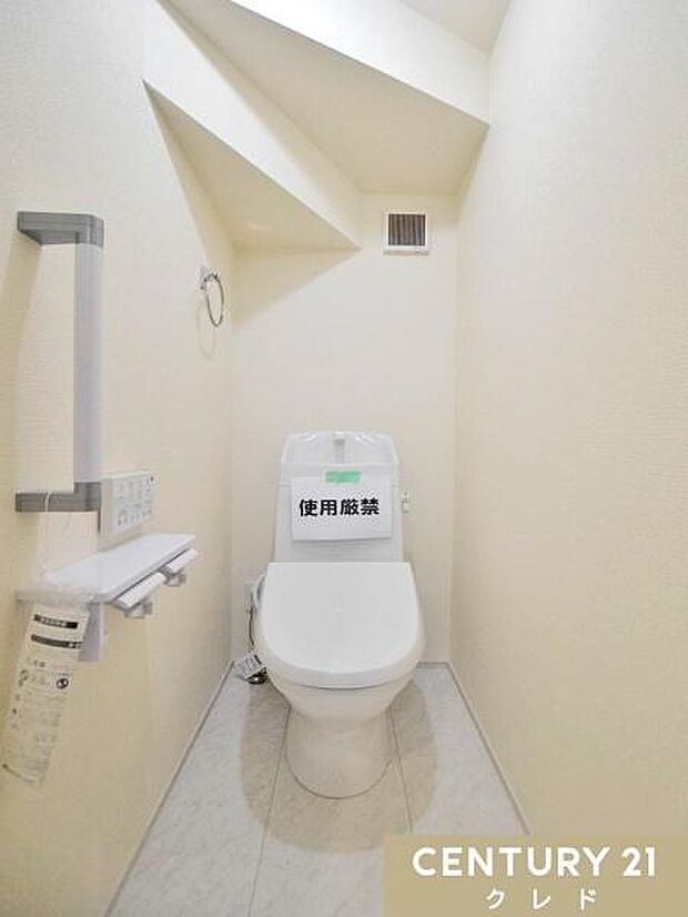 快適性と衛生面を兼ね備えたウォシュレット機能付きトイレ。お手入れもしやすく、清潔な状態を保ちやすいのも魅力です。