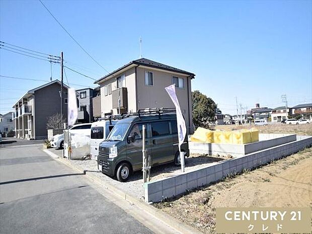 並列2台駐車可能なカースペース付き!毎日の通勤やお子様の送り迎えなど、車移動がメインの方にも嬉しいですね。
