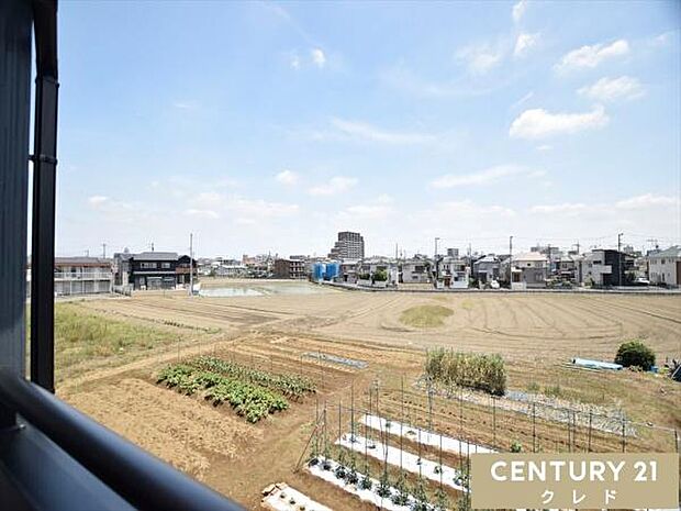 バルコニーからの眺望です。周辺は高い建物がない閑静な住宅街となっており、穏やかで落ち着いた住環境が広がっています。