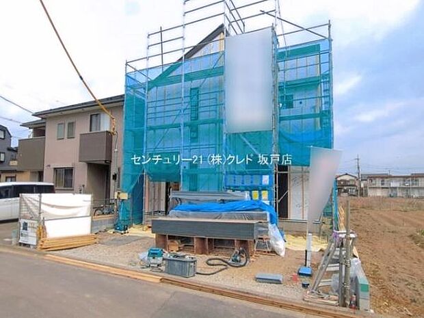 【1号棟】建物を雨水や湿気から守る防水シートの施工中。これにより、カビや腐食を防ぎ、家を長持ちさせます。