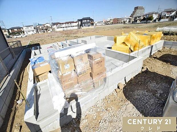 建物を支える重要な基礎工事中。床全面と立ち上がりを鉄筋コンクリートで施工することで、安心して暮らせる地震に強い基礎を造ります。