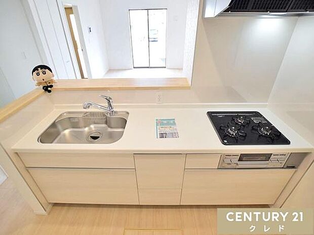 収納豊富なシステムキッチンは動線にゆとりを作り、住空間を広く確保。キッチンツールなどもすっきりと収納することができ毎日のお料理やお掃除も快適に行うことができます。