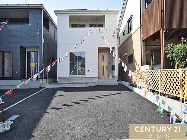【防犯カメラ】新居での暮らしを見守る防犯カメラ付きの物件です。専用アプリを通してスマートフォンからの映像確認が可能。留守中の防犯対策として貢献します。
