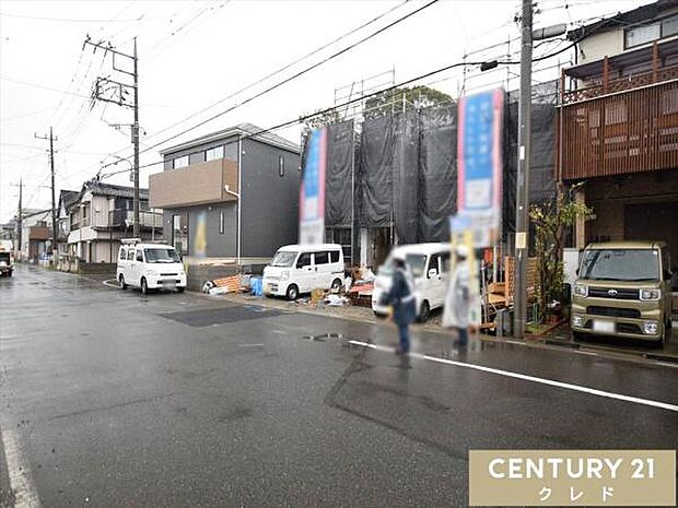 駐車場は並列2台分!通勤やお子様の送り迎えなど、ご夫婦でお車をお持ちの方も安心です。