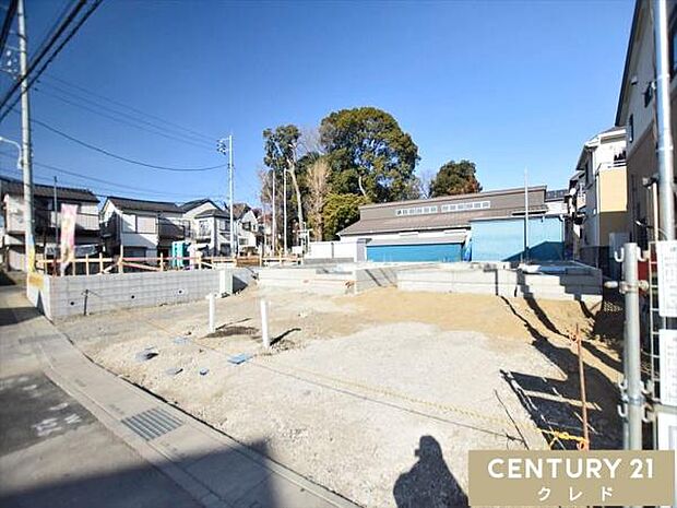 【1号棟】南東側9.5m公道に面し、庭先を広く取った1号棟。一日を通して陽射しが差し込む明るい住まいが誕生します。