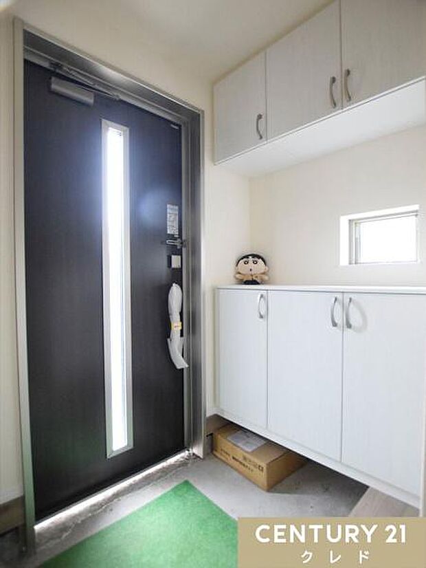 たっぷりの収納力を備えたコの字型シューズボックス。ご家族全員の靴もスッキリと片付き、いつでも綺麗な玄関でお客様をお迎えできます。