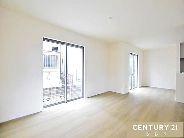 【LDK17.12帖】南東側に開口部を設けたリビングは、明るい光がたっぷりと入る居心地の良い空間。ご家族みんなが自然体で心地良く過ごすことができます。