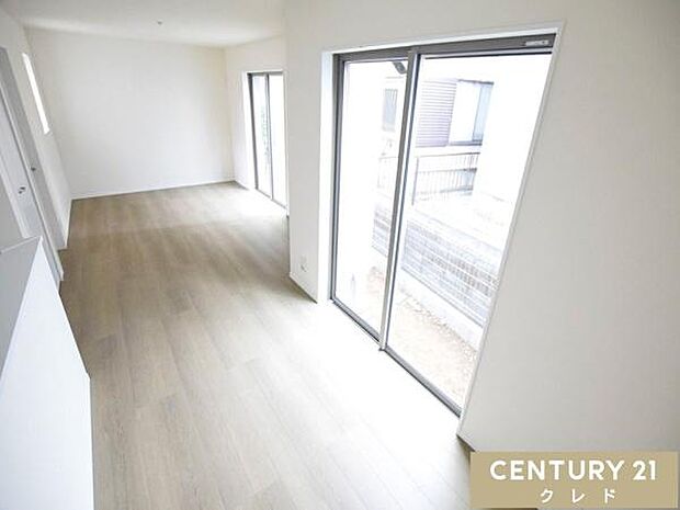 【LDK17.12帖】お部屋の形状を活かし、リビングとダイニングの空間を自然に分けられるのが魅力。家具の配置もしやすく、メリハリのある快適な生活が叶います。