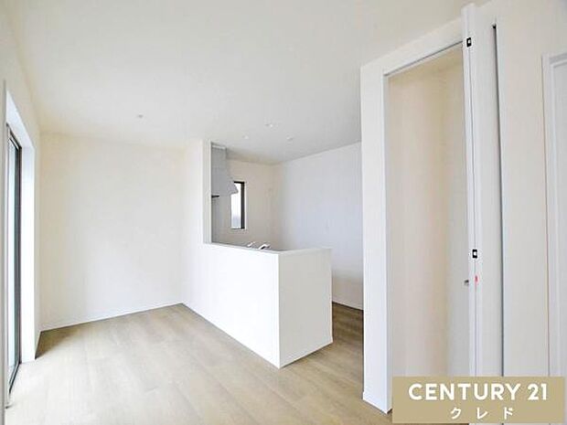 リビングで遊ぶお子さまを見守りながら調理ができる、安心の対面式キッチン。清潔感あふれる空間で、毎日の家事も楽しくなりそうです。