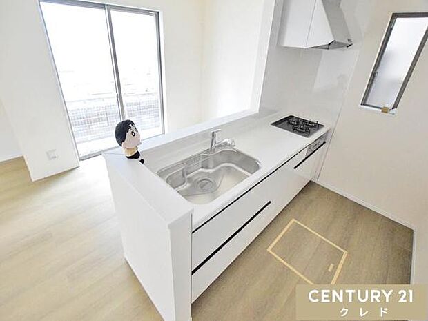 3口コンロやグリル、浄水器など、家事をサポートする設備も充実。デザイン性と機能性を兼ね備えたキッチンです。