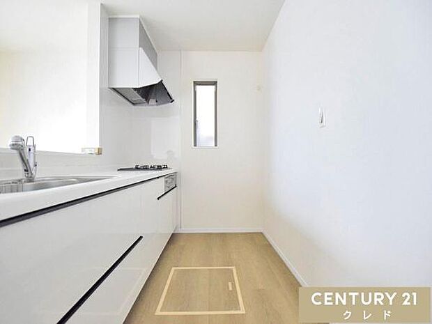 キッチンは大人2人が並んでもゆとりのある広さで、毎日の家事の時間も快適に。お子さまの「やってみたい！」にも、笑顔で応えたくなる空間です。