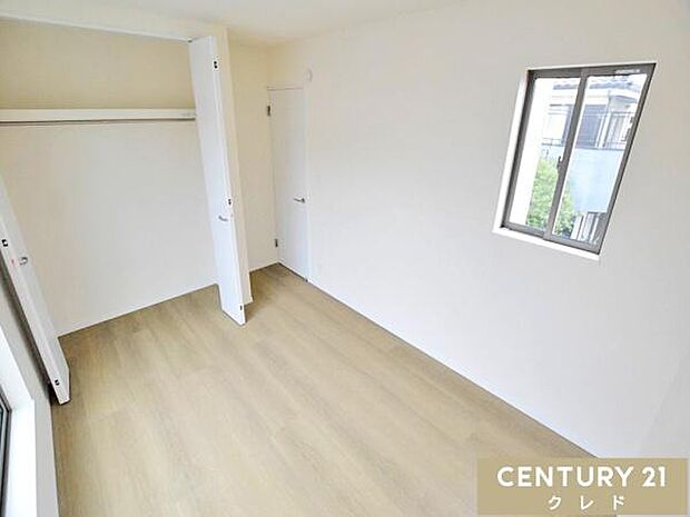 【洋室6帖】ゆとりある6帖の洋室は、ダブルベッドを置いても余裕があり主寝室にぴったりです。大便利なクローゼット付きで、お部屋をすっきり広く使えます。