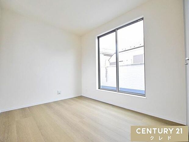 【洋室6帖】南東バルコニーに面した窓から明るい日差しが差し込む、開放感のある洋室。大きな掃き出し窓から直接バルコニーへ出られるため、お布団や洗濯物を干す際もスムーズです。