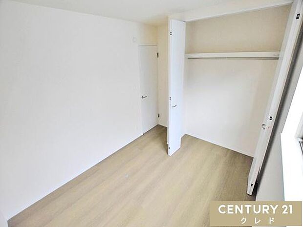 【洋室5.25帖】ホワイト×木目調の明るく清潔感のある洋室。どんなテイストの家具にも合わせやすいシンプルな内装です。