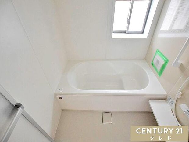 節水もできるベンチタイプの浴槽を採用。お子様とのお風呂の時も安心。ゆったりと半身浴を楽しんだりと、好みの入浴方法を満喫できます。