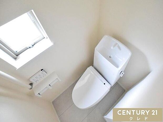 快適性と衛生面を兼ね備えたウォシュレット機能付きトイレ。お手入れもしやすく、清潔な状態を保ちやすいのも魅力です。