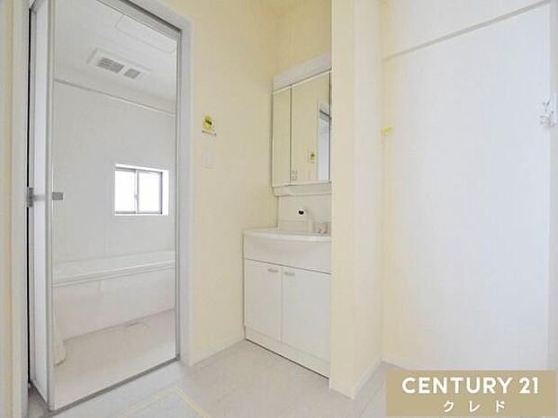 収納豊富な三面鏡化粧台。三面鏡裏や足元の引き出しなど収納スペースが充実しており、小物類もすっきり片付きます。