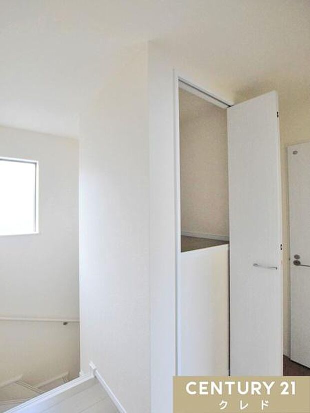 廊下にはあると嬉しい収納スペースを完備。消耗品のストックや掃除用品、季節外の家電の収納などにもお使いいただけます。