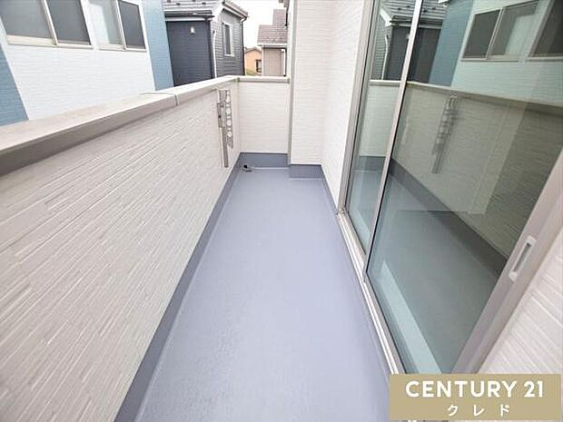 一日を通して陽光が心地よく降り注ぐ、南東向きバルコニー。洗濯物が乾きやすいのはもちろん、室内にも明るい自然光が差し込みます。