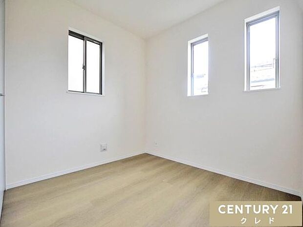 【洋室4.5帖】2面採光で明るく、風通しの良い洋室です。子供部屋としてはもちろん、書斎や趣味のお部屋など、多用途にお使いいただけます。