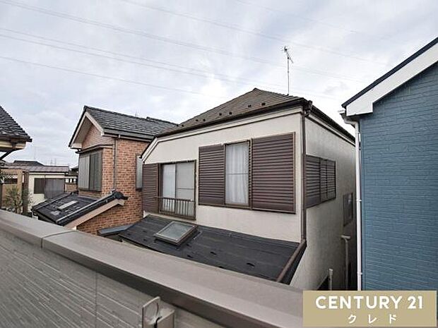 バルコニーからの眺望です。晴れた日には青空が広がり、心地よい風に包まれながら、ゆったりとした時間をお過ごしいただけます。※写真はRF前のものです