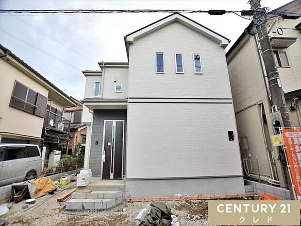 カースペース2台（車種による）物件東側約70ｍ付近に駐車場1台分付き。ご夫婦でお車をお持ちの方や、来客時にも安心の嬉しい環境です。