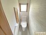 トイレ：使い勝手の良い温水洗浄便座に、手洗い一体型タンクを備えたトイレに交換。棚収納もあり、ペーパー類や小物をすっきり片付けられます。