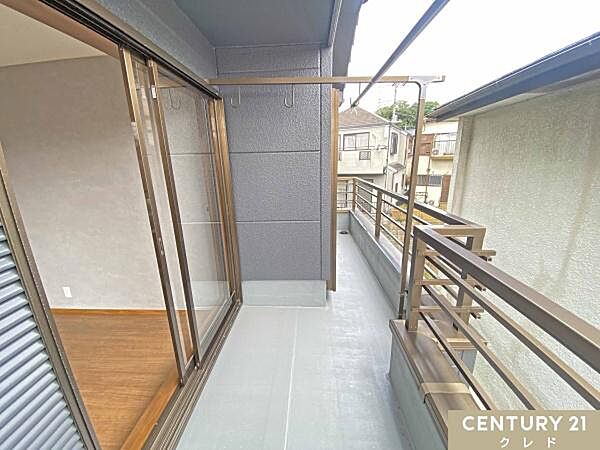 採光面の広く、たっぷり干せる実用的な広さの2面バルコニー！南向きで日当たりも良く、洗濯物もよく乾きそうです。屋根があるので急な雨天時も安心！