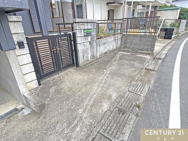 車庫1台分に加え、コンクリート敷きの駐車スペースも確保。合計2台の駐車が可能です。お車をお持ちのご家庭やセカンドカーをお持ちの方にも安心の駐車環境です。
