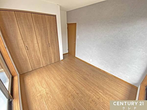 【2階洋室5帖】シンプルで落ち着いた空間は、寝室や子ども部屋にピッタリ！大容量のクローゼットを備えており、衣類や荷物をすっきり収納できます。