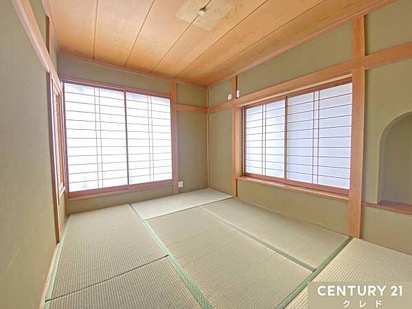 【1階和室6帖】和の情緒を添えた落ち着いた空間。くつろぎの場としてはもちろん、来客用の客間や子どもの遊び場としても活躍！