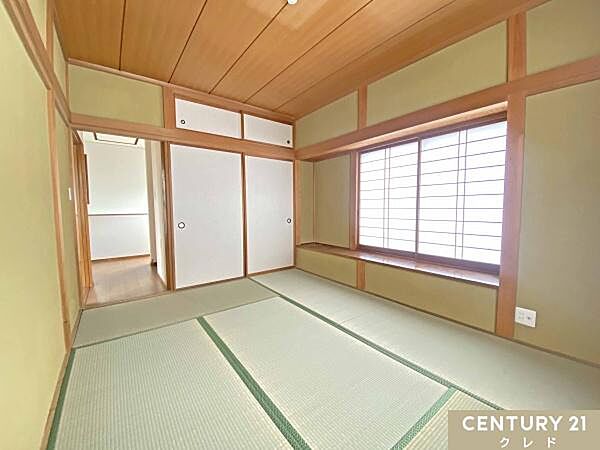 【2階和室6帖】障子窓から柔らかな光が差し込み、落ち着いた和の空間が広がります。押入れ付きでお布団などもしっかり片付きます。