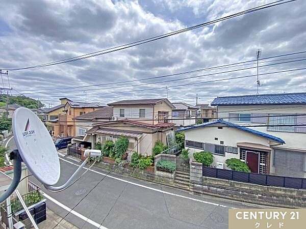 バルコニーからの眺望です。周辺は高い建物がない閑静な住宅街となっており、穏やかで落ち着いた住環境が広がっています。