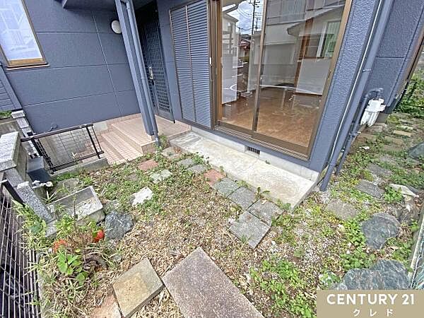 ガーデニングや家庭菜園なども楽しめるちょっとしたお庭があります。室内と庭をつなぐ開放的な動線は、日々の暮らしをより豊かにしてくれます。