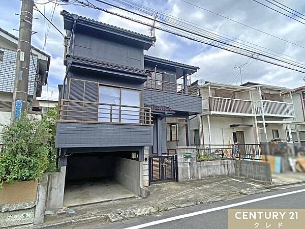 【閑静な住宅街に佇む中古戸建】東武越生線「川角」駅徒歩26分。城山小・中学校徒歩18分。周辺環境も併せてご案内いたします！