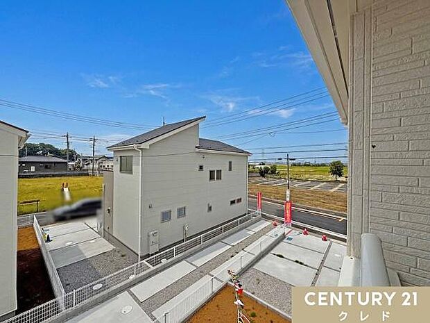 広々とした青空を眺めることができます。周辺は高い建物がない閑静な住宅街となっており、穏やかで落ち着いた住環境が広がっています。